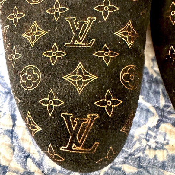 LOUIS VUITTON BLACK SUEDE HEELS METALLIC GOLD LV LOGO PRINT IT SIZE 37 - Picture 4 of 10